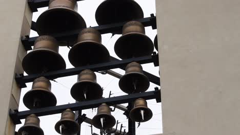 Tilt-down-of-the-carillon-bells-at-Saint-Barnabas-Episcopal-Church,-Scottsdale