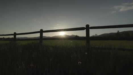 Sonnenaufgang-über-Den-Teton-Mountains-Durch-Einen-Farmzaun-In-Idaho