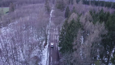 4k-Suv-Conduce-A-Través-Del-Bosque-Durante-El-Invierno-Cerca-De-Meisdorf,-Harz,-Alemania