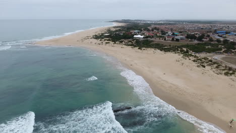 Vuelo-Aéreo-A-Lo-Largo-De-Una-Playa-Exótica-En-Sudáfrica