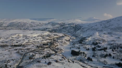 Mitten-Im-Winter-über-Ein-Norwegisches-Dorf-Fliegen