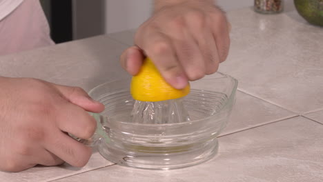 Eine-Zitrone-Auspressen