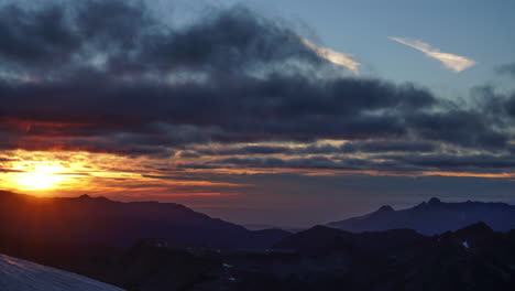 Zeitraffer-Sonnenuntergang-über-Den-Bergen-Mit-Wolken