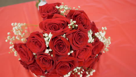 Rote-Rose-Blumenarrangement