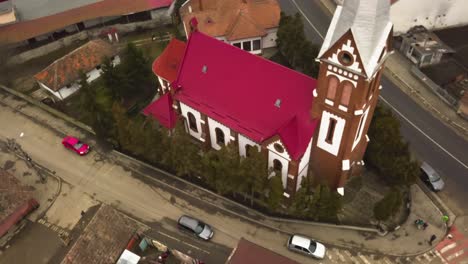 Luftdrohne-Aus-Nächster-Nähe-Und-Überfliegen-Einer-Kirche-Mit-Rotem-Dach-In-Einem-Kleinen-Gemeindedorf-In-Der-Rumänischen-Grafschaft-Provance