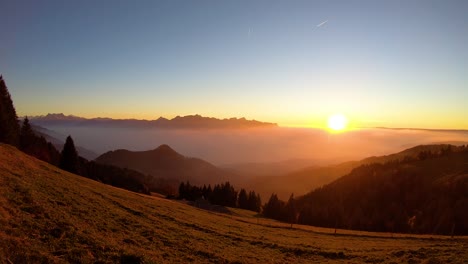 Zeitraffer-Des-Sonnenuntergangs-über-Nebel,-Der-Den-Genfer-See-Bedeckt---Schweiz