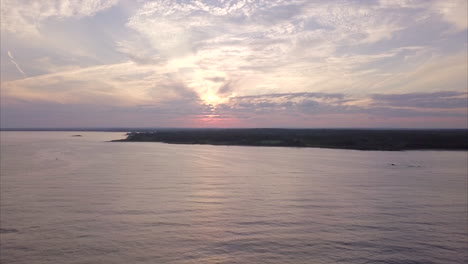 Luftaufnahme,-Die-Bei-Sonnenuntergang-über-Dem-Weiten-Atlantik-Am-Strand-Von-Kettle-Cove,-Maine,-Fliegt