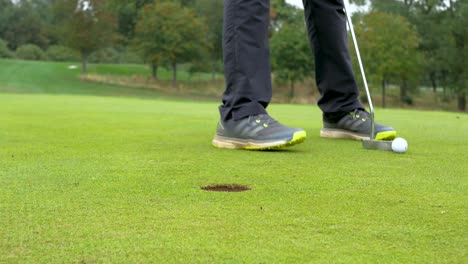 Close-up-of-a-golfer-preparing-for-a-short-putt