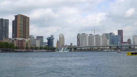 Seltsamer-Amphibischer-Wasserbus-Auf-Dem-Fluss-Im-Hafen-Von-Rotterdam