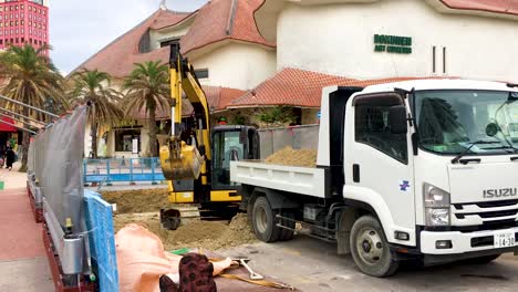 Retroexcavadora-Preparándose-Para-Cavar-Tierra-Y-Excavarla-En-El-Camión