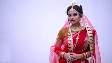 Isolierte-Indische-Bengalische-Braut-Mit-Rotem-Saree-Lächelt-Vor-Weißem-Hintergrund