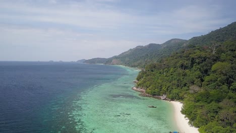 Luftaufnahme-Einer-üppigen-Insel-Mit-Klarem-Wasser-Und-Korallenriffen-Am-Strand-In-Thailand---Kamerasockel-Nach-Oben-Und-Unten-Geneigt