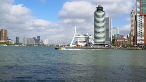 Skyline-Rotterdam-Hafen-Mit-Leiter-Des-South-Hotel-American-Und-Wassertaxi