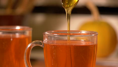 Einen-Teelöffel-Goldenen-Honig-In-Eine-Heiße,-Dampfende-Teetasse-Geben