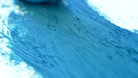 Künstler-Malt-Mit-Dicker-Blauer-Ölfarbe-Auf-Weißem-Leinwandhintergrund
