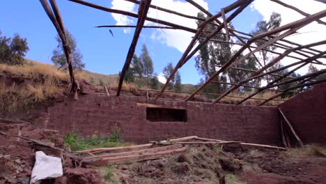 Ein-Halbfertiges-Gewächshaus-In-Einem-Kleinen-Dorf-In-Der-Nähe-Von-Cusco,-Peru