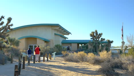 El-Edificio-Del-Centro-Interpretativo-Elyze-Clifford-Con-Residentes-Locales-Disfrutando-De-Un-Paseo-Por-La-Principal-Reserva-De-Bosques-Del-Desierto-En-Lancaster,-California