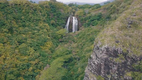Hawaii-Wasserfall-Drohne-Geschossen