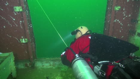 Sidemount-diver-exits-wreck-of-HMCS-Annapolis