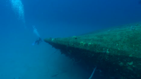 Diver-on-the-bow-of-the-Hilma-Hooker