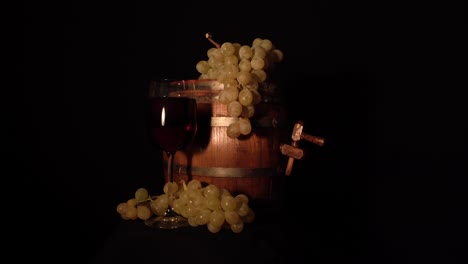 Genaueres-Rückwärts-Rotierendes-Weinfass-Mit-Traube-Und-Glas-Wein