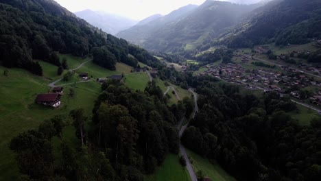Drohnenaufnahmen-Von-Einem-Flug-In-Einem-Dorf-In-Der-Schweiz