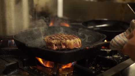 Nahaufnahme---Koch-Setzt-Eine-Grillpfanne-Mit-Einem-Steak-In-Den-Ofen