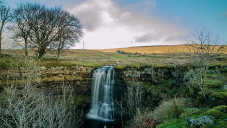 Zeitrafferaufnahmen-Des-Hellgill-Force-Wasserfalls-In-Der-Nähe-Der-Quelle-Des-Flusses-Eden-In-Den-Westmorland-Dales,-Cumbria,-Großbritannien