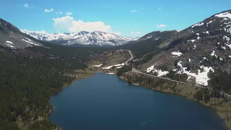 Luftperspektive-über-Ellery-Lake-In-Der-Nähe-Des-Yosemite-nationalparks