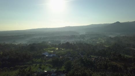 Tolle-Neblige-Landschaft-Am-Morgen-In-Asien-Oder-Bali-Mit-Drohne-In-4k-Aufgenommen