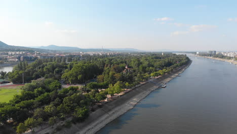 Vista-Aérea-Al-Río-Danubio-Y-Al-Parque-De-La-Ciudad,-Budapest,-Hungría