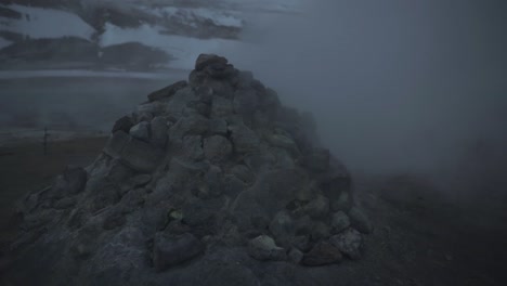 Vapor-Saliendo-De-Piedras-En-Islandia