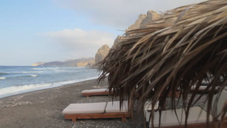 Tiro-Deslizante-De-La-Playa-Negra-De-Santorini