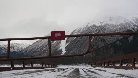 Slider-Schuss-Auf-Der-Alten-Brücke-In-Alaska