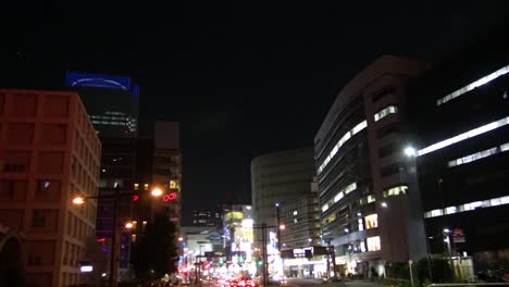 Autos-Passieren-Eine-Kreuzung-In-Tokio-Japan-Zeitraffer
