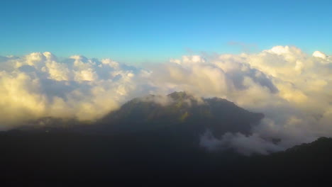 Geschwollene-Wolken-Auf-Einer-Tropischen-Bergkette