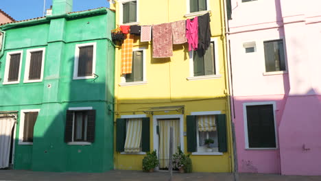 Painted-houses-in-Burano,-Venice,-Italy
