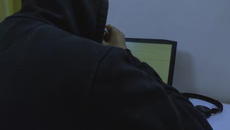 Ein-Hacker-Person-Student,-Der-Nachts-Tippt-Und-Programmiert