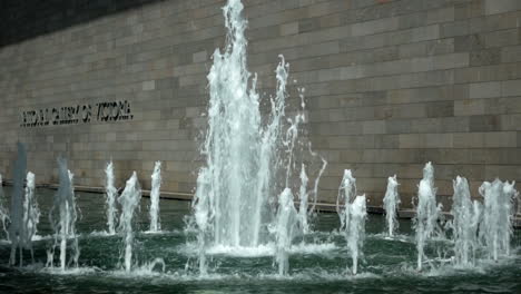 Water-fountain-at-the-National-Gallery-of-Victoria,-Australia