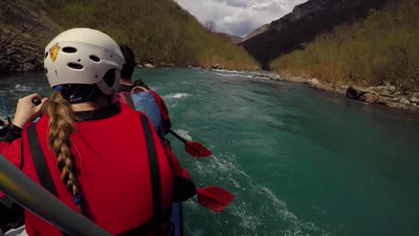Rafting-Auf-Fluss,-Frauen-Mit-Helm-Vorne---Paddlersicht