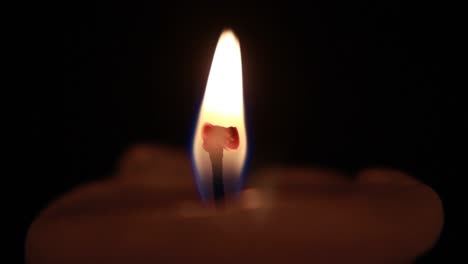 Nahaufnahme-Einer-Kerze,-Die-Im-Dunkeln-Brennt