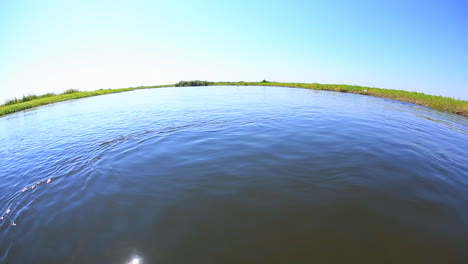 Vista-De-ángulo-Bajo-Del-Río-Chobe-Y-El-Canal-Lateral-Hacia-El-Río-Zambezi-En-Botswana