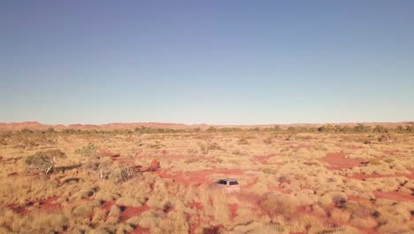 Drone-Aéreo-Sigue-Camión-4wd-Por-Camino-De-Grava-En-El-Desierto-Australiano