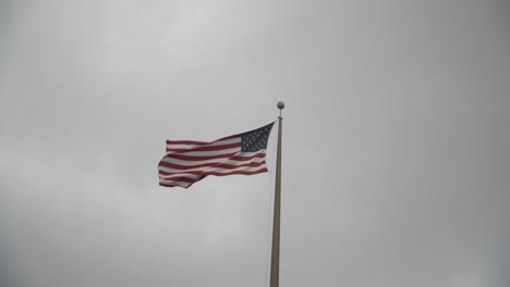 Bandera-De-Los-Estados-Unidos-De-América-Ondeando-En-Un-Día-Nublado