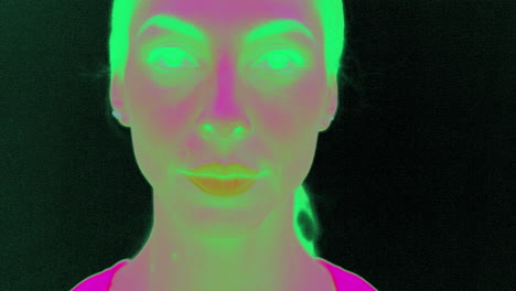 Verlockende-Frau,-Die-Ihre-Augen-Blinzelt-Und-In-Ir-infrarotkamera-zeitlupe-Lächelt