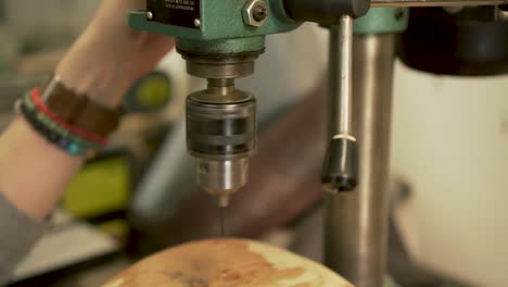 Setting-up-a-drill-with-ratchet,-starting-up-drill-machine-and-checking-drill-before-drilling---slow-motion---close-up-shot