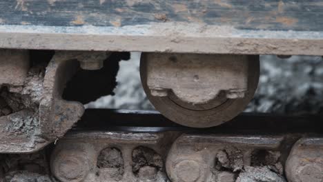 Closeup-of-Continuous-track-from-a-big-excavator