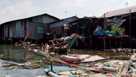 Verschmutzung-Durch-Plastikderbis-In-Einem-Schwimmenden-Dorf-In-Kambodscha