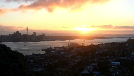 Zeitraffer-Des-Sonnenuntergangs-In-Auckland-City,-Blick-Vom-Nordpunkt,-Neuseeland