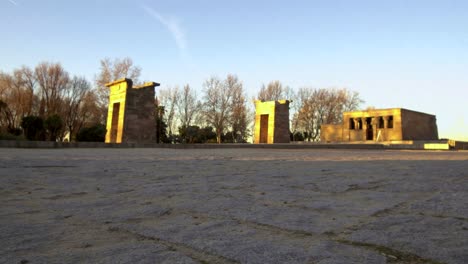 ägyptischer-Tempel-Von-Debod-In-Madrid,-Spanien,-Sonnenaufgang-Am-Frühen-Morgen-Im-Zeitraffer